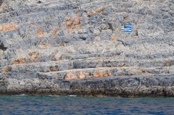 La bandiera greca disegnata su una scogliera dell'isola di Pserimos, arcipelago del Dodecaneso.
