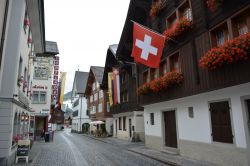 La bandiera svizzera in un edificio del centro cittadino di Andermatt.
