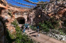 La base razzi Stupisce nei pressi di Komiza, isola di Vis, Croazia. E' solo uno degli oltre 30 ex siti militari sparsi sul territorio di quest'isola situata a una cinquantina di chilometri ...