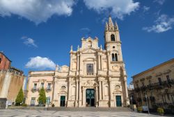 La Basilica dei Santi Pietro e Paolo in centro ad Acieale, Sicilia orientale