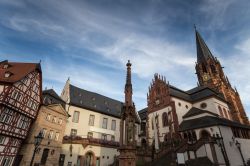 La basilica di Aschaffenburg, Germania, con alcuni palazzi storici nella principale piazza cittadina.
