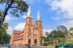 La basilica di Notre Dame a Ho Chi Minh City (Saigon), Vietnam. L'edificio ha uno stile neoromanico ed è stato costruito alla fine del XIX secolo.

p { margin-bottom: 0.25cm; line-height: ...