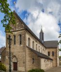 La basilica di San Suitberto nella periferia di Dusseldorf, Germania. Costruita in tufo attorno al 1050 è caratterizzata da diversi stili architettonici: la navata è in tardo romanico ...