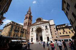 La Basilica di Sant'Andrea in centro a Mantova, fotografata in estate (Lombardia) - © Zvonimir Atletic / Shutterstock.com