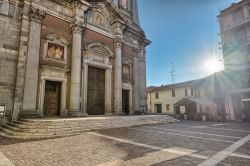 La basilica di Sant'Agnese in piazza Vittorio Veneto a Somma Lombardo, Lombardia. L'attuale edificio religioso dedicato alla santa è stato progettato da Francesco Maria Richini ...