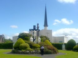 La Basilica Mariana di Knock in Irlanda - © Paul Cowan - CC BY-SA 2.0, Wikipedia