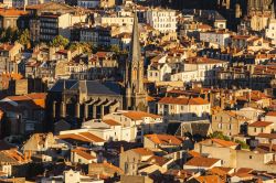 La basilica romana di Notre-Dame du Port al tramonto nel centro di Clermont-Ferrand, Francia. E' una delle tappe del Cammino di Santiago de Compostela.

