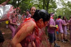 La Batalla del Vino, il particolare combattimento si svolge a fine giugno, esattamente il 29 del mese, ad Haro. In questo modo, piuttosto bizzarro, viene celebrata la festività di San ...