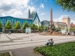 La bella Augustusplatz nel centro di Lipsia (Germania) in una giornata estiva di sole.
