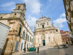 La bella basilica di San Martino in piazza del Plebiscito a Martina Franca, provincia di Taranto, Puglia. Perla del barocco di Martina Franca, venne costruita nella seconda metà del Settecento ...