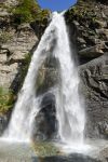 La bella cascata di Santa Petronilla si trova nelle Alpi Svizzere vicino a Biasca, nel Canton Ticino