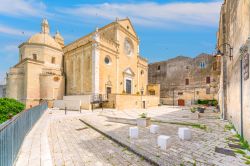 La bella cattedrale di Gravina in Puglia, provincia di Bari. Dedicata a Santa Maria Assunta, questa chiesa si erge maestosa in piazza Benedetto XIII°. Edificata attorno all'anno Mille ...