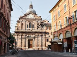 La bella chiesa del Voto nel centro storico di Modena, Emilia-Romagna. Il nome deriva dal voto fatto nel 1630 dal Comune modenese e dal duca Francesco I° d'Este quando Modena fu devastata ...