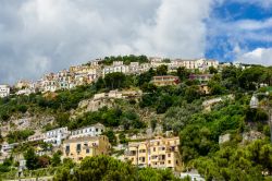 La bella città della Costiera Amalfitana, Vietri sul Mare, in provincia di Salerno, Campania. L'antica produzione della ceramica ha reso questo borgo famoso in tutto il mondo.



 ...