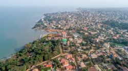 La bella città di Conakry fotografata dall'aereo, Guinea. Questa località è stata fondata dopo che i britannici cedettero l'isola di Tombo alla Francia nel 1887.
 ...