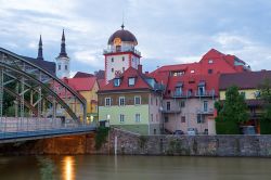 La bella città di Leoben, Austria. Sede dell'Università di ricerca sull'industria mineraria, Leoben sta in un'ansa del fiume Mura sotto l'imboccatura di Vordernberger ...