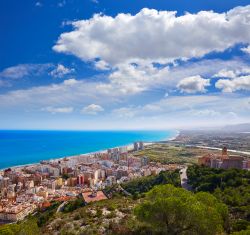 La bella cittadina costiera di Cullera, Valencia, Spagna. E' adagiata in un'ampia pianura vegliata dalla Montagna di Cullera.

