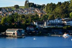 La bella cittadina di origine tedesca di Puerto Varas, Cile. Siamo nella regione di Los Lagos, sulla costa sud del lago Llanquihue, il secondo bacino lacustre più grande del Cile dopo ...