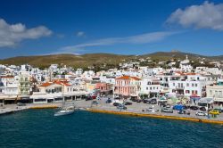 La bella cittadina di Tino vista dal traghetto, isola di Tino (Grecia) - © Milan Gonda / Shutterstock.com