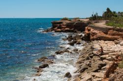 La bella costa rocciosa di Vinaros, Spagna, lambita dalle acque del Mediterraneo. Siamo nella Costa Azahar formata da circa 120 km di spiagge e cale. Questo tratto di litorale deve il suo nome ...