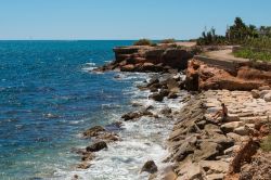 La bella costa rocciosa di Vinaros, Spagna, lambita dalle acque del Mediterraneo. Siamo nella Costa Azahar formata da circa 120 km di spiagge e cale. Questo tratto di litorale deve il suo nome ...