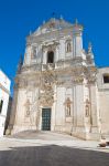 La bella facciata della basilica di San Martino a Martina Franca, Puglia. La maestosa facciata spicca per l'immagine del patrono che divide il mantello con un mendicante ad Amiens.
