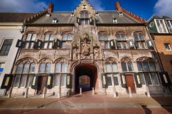 La bella facciata dell'abbazia di Middelburg, Olanda, con le sue decorazioni scultoree - © PLOO Galary / Shutterstock.com