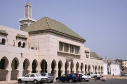 La bella facciata dell'Istituto di Studi Islamici a Dakar, Senegal - © Salvador Aznar / Shutterstock.com