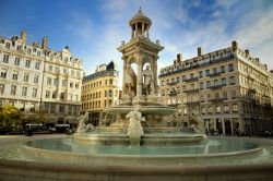 La bella fontana dei Giacobini nell'omonima piazza di Lione, Francia - © Pinkcandy / Shutterstock.com