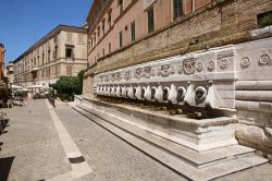 La bella "Fontana delle Tredici Cannelle" a Ancona, Marche. Realizzata in pietra bianca del Conero e bronzo, questa fontana, nota anche come "del Calamo", si trova in corso ...