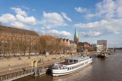 La bella passeggiata lungofiume di Brema, Germania. Quest'importante fiume della Germania nord-occidentale nasce in Bassa Sassonia e sfocia nel Mare del Nord - © Philip Lange / Shutterstock.com ...