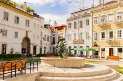 La bella piazza centrale con fontana a Alcobaca, Portogallo - © Anton_Ivanov / Shutterstock.com