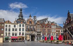 La bella piazza del mercato nel centro storico di Nijmegen, Olanda, in una giornata di sole - © Marc Venema / Shutterstock.com