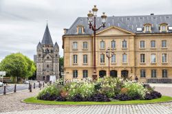La bella Piazza della Commedia di Metz, Francia, con il Teatro dell'Opera. Costruito fra il 1738 e il 1752, il teatro è uno dei primi di Francia oltre che il più antico in ...