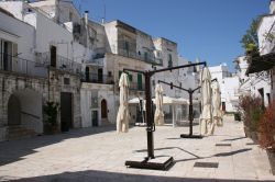 La bella Piazza Pellegrino Rossi a Cisternino, Puglia.
