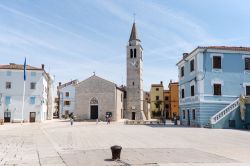 La bella piazza principale con la chiesa a Fazana, Croazia.



