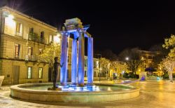 La bella Place d'Assas fotografata di notte nel centro di Nimes, Francia.



