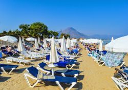 La bella spiaggia attrezzata di Campofelice di Roccella, nord della Sicilia - © Goran Vrhovac / Shutterstock.com
