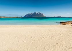 La bella spiaggia bianca di  Porto Istana, non distante da olbia in Sardegna