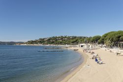 La bella spiaggia della Croisette a Sainte-Maxime, Costa Azzurra (Francia).
