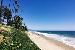 La bella spiaggia di Butterfly Beach a Santa Barbara in California