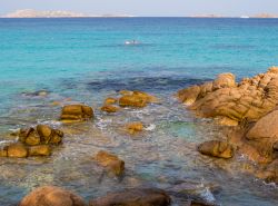 La bella spiaggia di Capriccioli a Arzachena, Sardegna. Questa riviera di sabbia bianca è caratterizzata da rocce di granito, macchia mediterranea e un mare di rara limpidezza.
