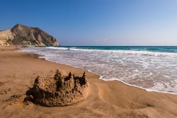 La bella spiaggia di Cavo Paradiso nei pressi del villaggio di Kefalos, isola di Kos (Grecia) - © George Papapostolou / Shutterstock.com