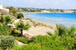 La bella spiaggia di Coral Bay a Paphos, isola di Cipro