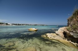 La bella spiaggia di Fontane Bianche a ridosso di Cassibile in Sicilia, provincia di Siracusa