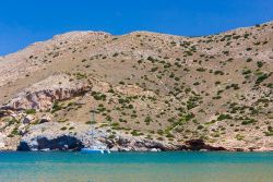 La bella spiaggia di Galisssas lambita dall'Egeo, isola di Syros, Grecia - © Nick Pavlakis / Shutterstock.com