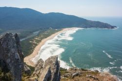 La bella spiaggia di Lagoinha do Leste a Florianopolis, isola di Santa Catarina, Brasile.
