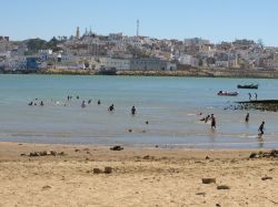 La bella spiaggia di Larache, Marocco. Situata nel nord del Marocco, questa cittadina, il cui nome arabo signfica "la soffitta", vanta una splendida spiaggia di sabbia frequentata ...