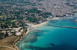 La bella spiaggia di Magaggiari a Cinisi, con le sabbie bianche e l'acqua turchese del Mar Tirreno