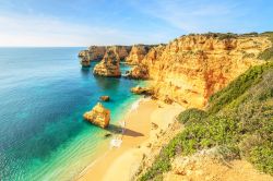 La bella spiaggia di Praia da Rocha a Portimao in Algarve (Portogallo)